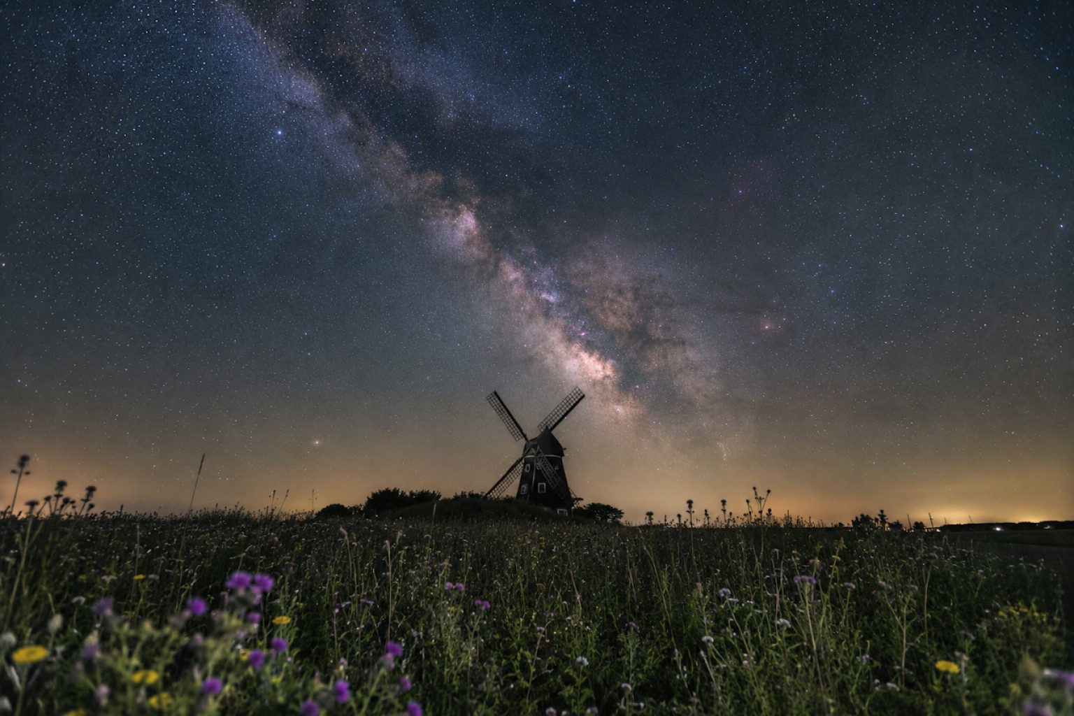 Stjernehimmel ved vindmølle, fotograferet af Jacob Rytter