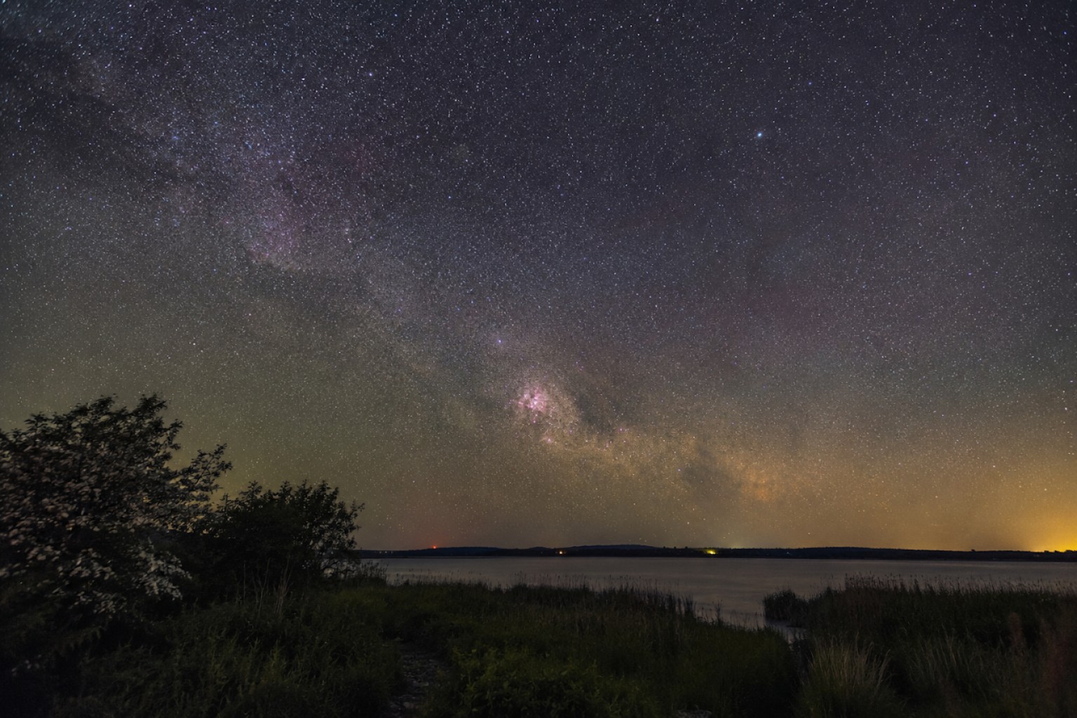 Nattehimmel over vandet, fotograferet af Jacob Rytter