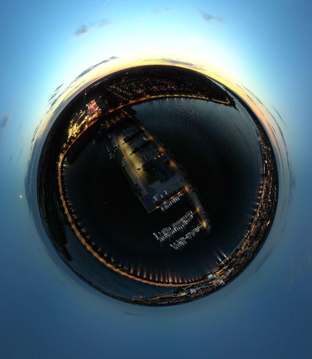 Bro og havn som Tiny Planet i aftenlys