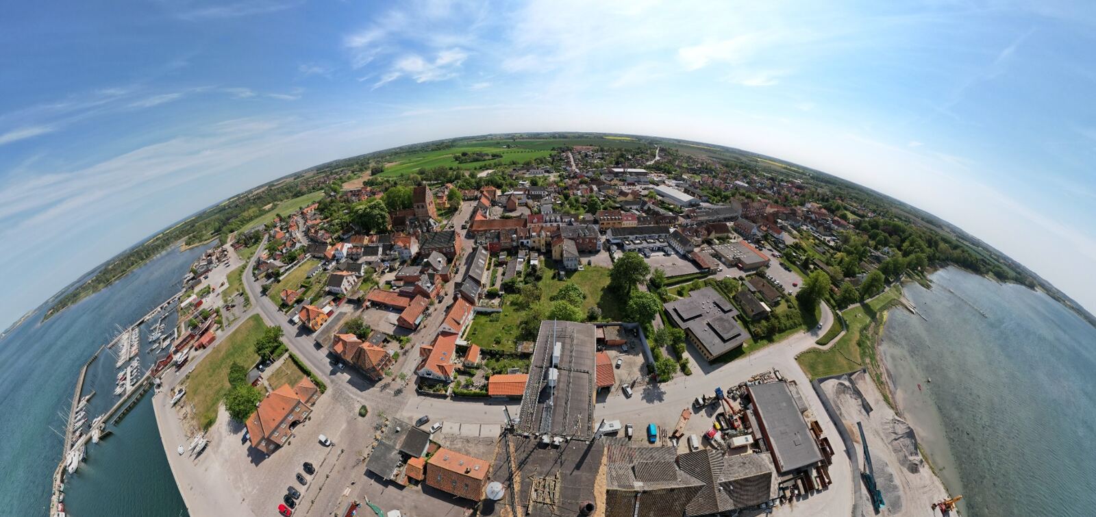 Bymidte og havn set som et 360-graders panorama