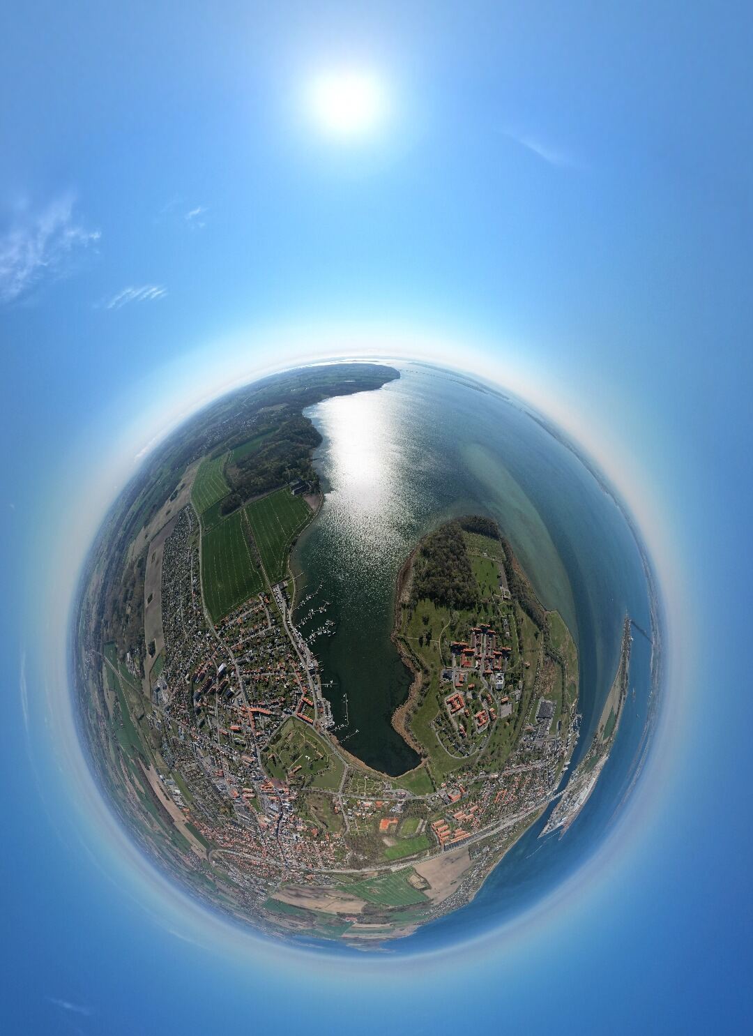 Sø og by formet som en Tiny Planet