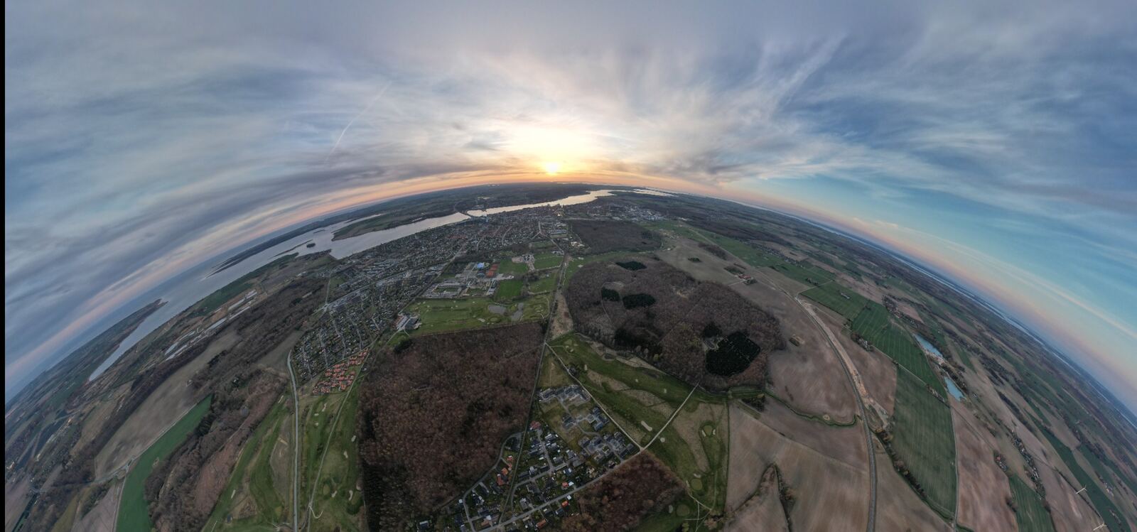 Marklandskab set som et buet 360-graders panorama