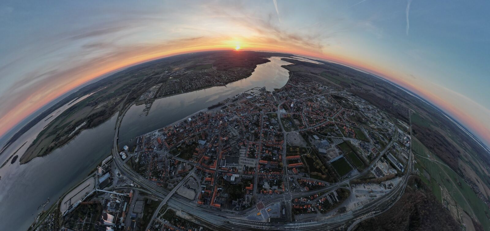 By og vand i solnedgang set som et 360-graders panorama