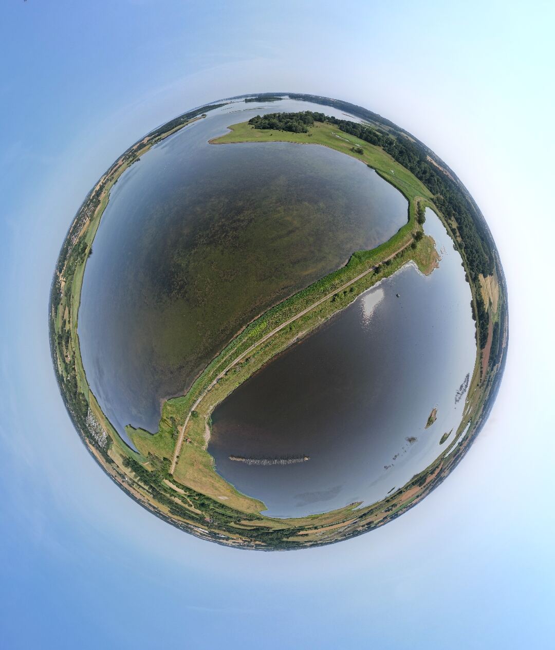 Lagune og sti formet som en Tiny Planet