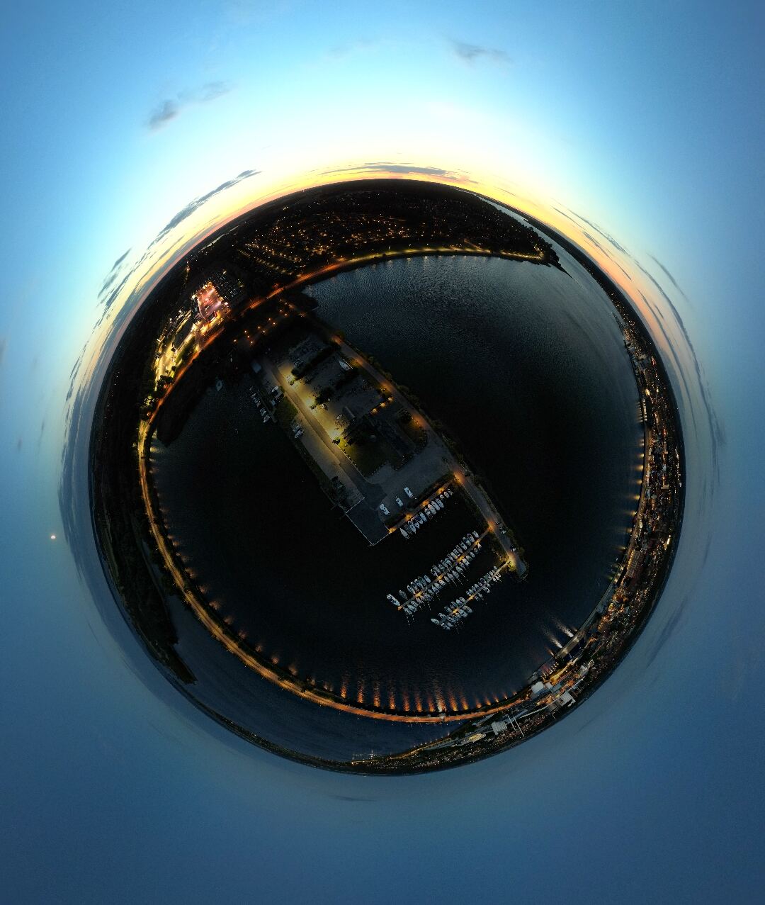 Oplyst bro og havn formet som en Tiny Planet