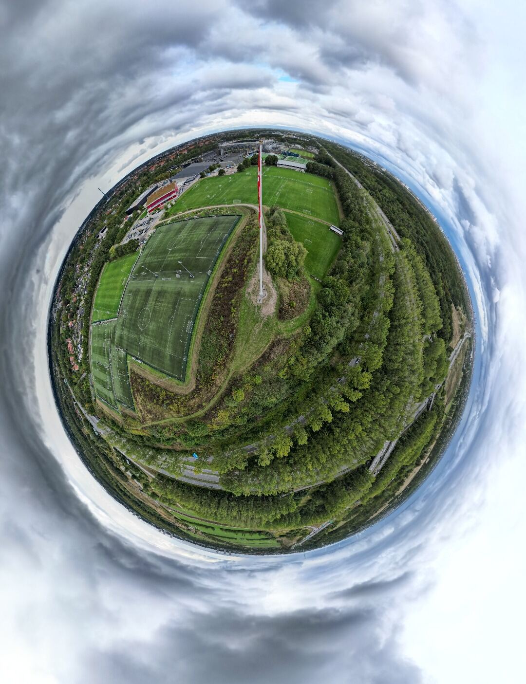 Grønt sportsområde formet som en Tiny Planet