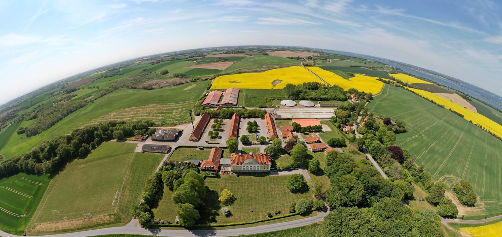 Herregård og marker set som et 360-graders panorama