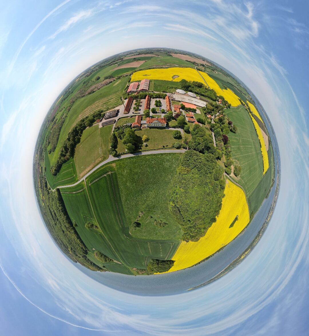 Herregård og rapsmarker formet som en Tiny Planet