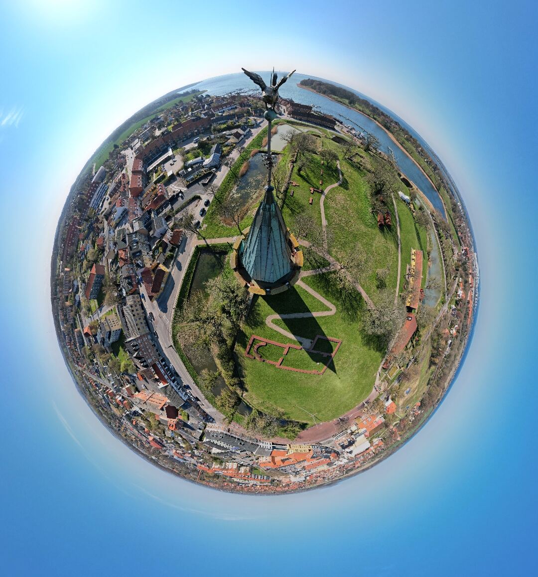Kirke og by formet som en Tiny Planet