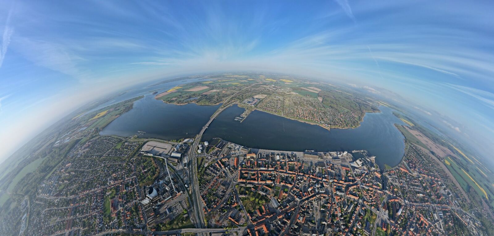 By og kyst set som et buet 360-graders panorama