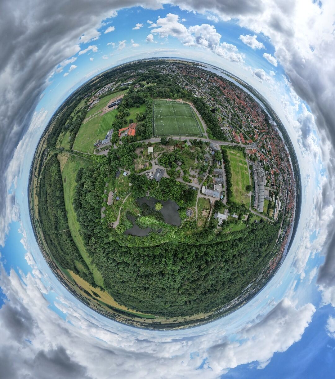 Grønt naturområde formet som en Tiny Planet